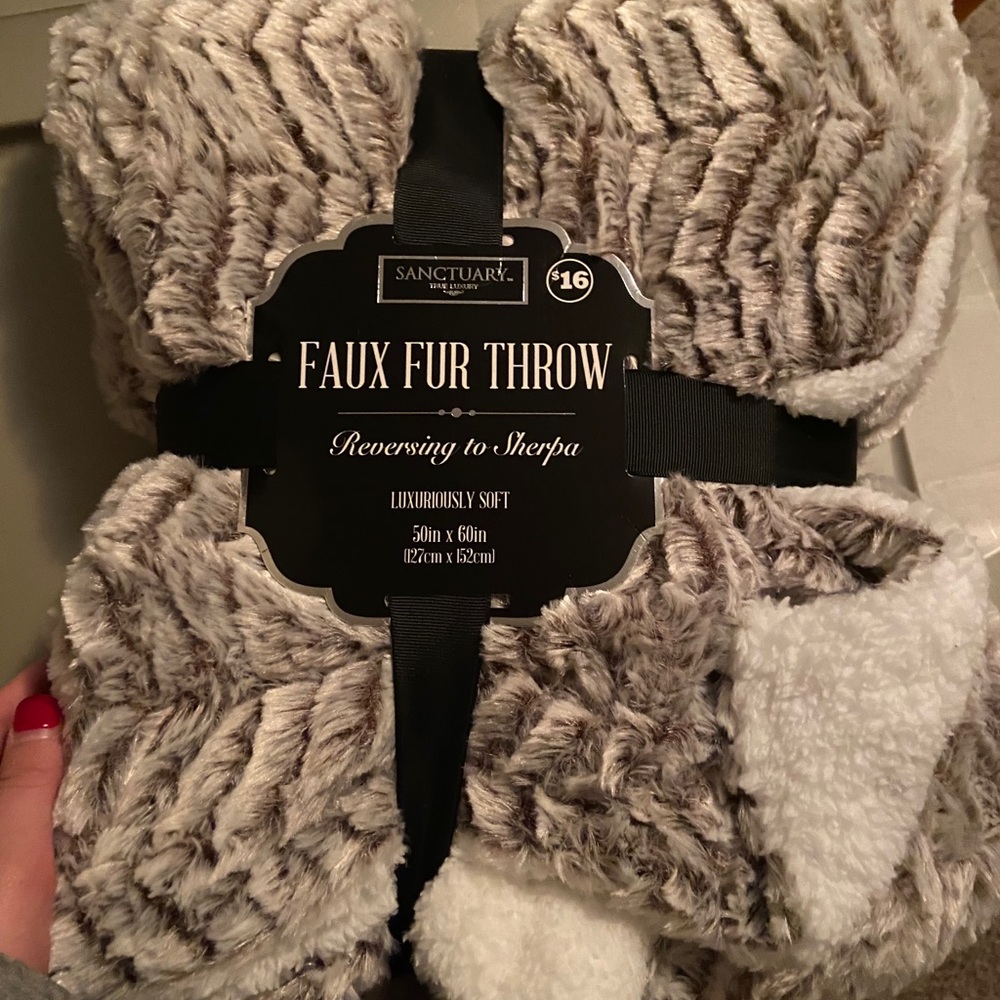 Faux fur throw blanket